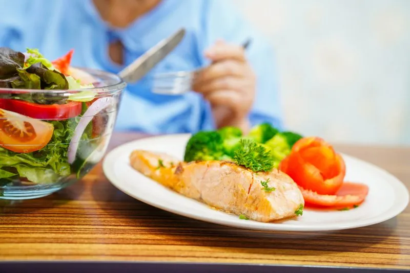 Żywienie w chorobach neurologicznych. Jak dobrać odpowiednią dietę?